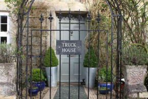 Truck House, Luxury accommodation, pet friendly